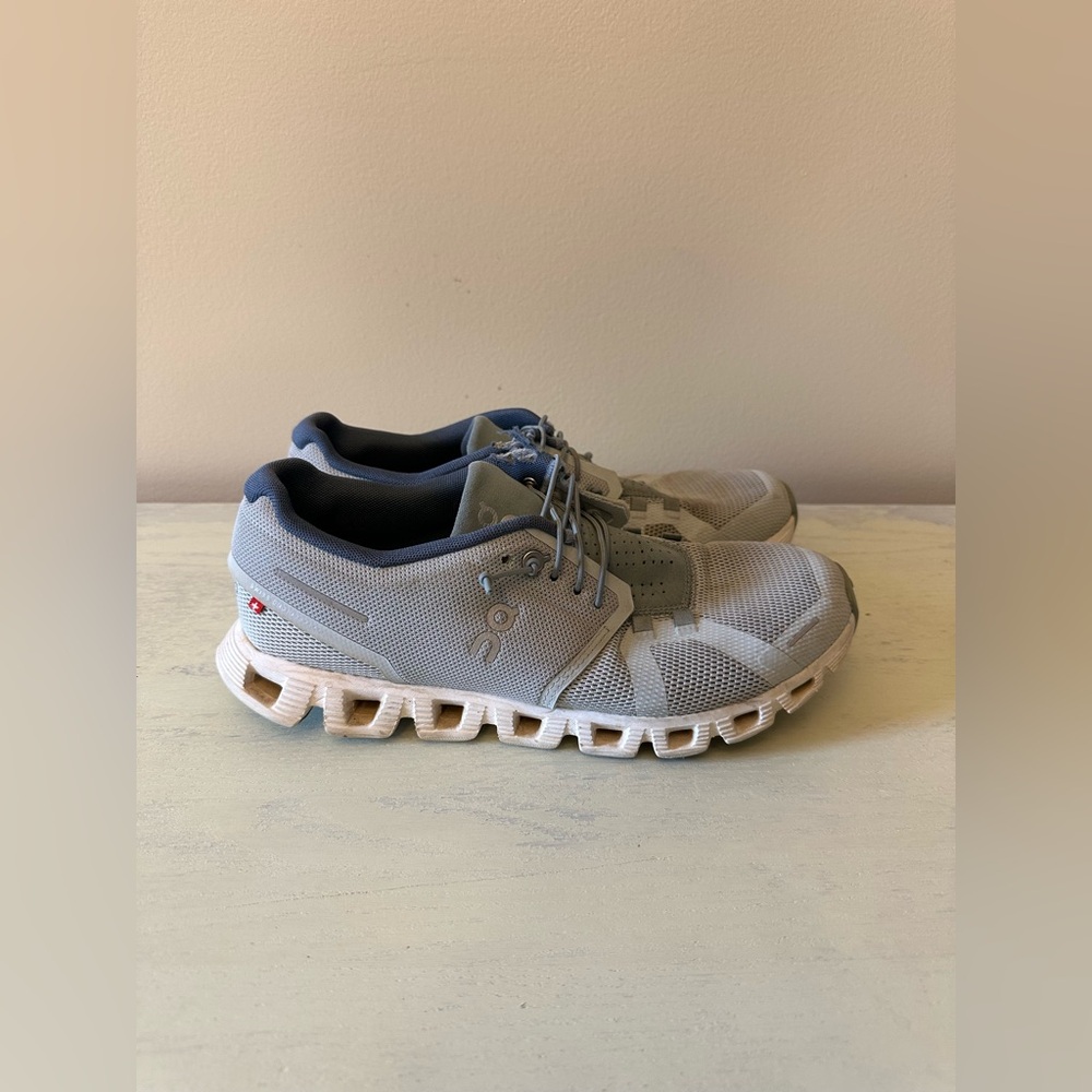 On cloud size 9.5 shoes